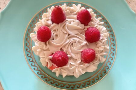 幸せな気持ちになれるショートケーキ。中にも苺をたっぷり詰めています。